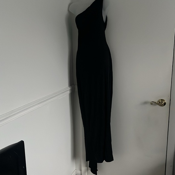 VENUS RISING BACKLESS RUCHED MAXI DRESS IN BLACK - Picture 6 of 8